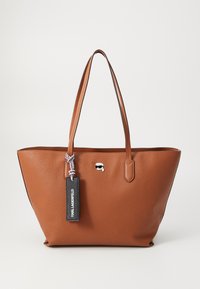 Sac cabas en cuir marron avec une finition texturée, longues poignées et un petit accent logo. Comprend une étiquette noire sur laquelle est inscrit "KARL LAGERFELD".
