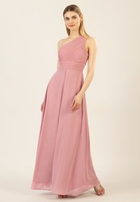 Ein-Shoulder pinkes Chiffonkleid mit gefälteltem Oberteil und flie�ßendem Rock. Verfügt über eine taillierte Taille und einen leichten Glanz auf dem Stoff.