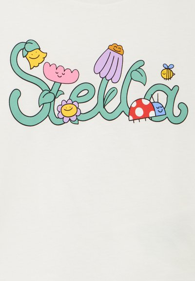 Biela látka s farebným, hravým typografickým nápisom "Stella" doplneným o kvety, lienku, slimáka a včelu.