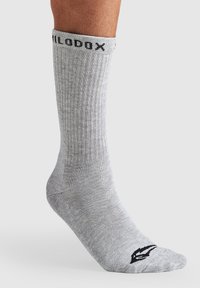 Calcetín gris de canalé hasta la rodilla con un logotipo negro en la parte superior y en la puntera. Hecho de un tejido suave y texturizado.