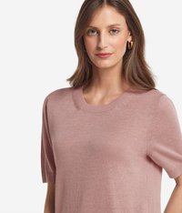 Kortärmad stickad topp i mjuk rosa, med rund hals, ribbad halsringning och en slät textur med subtil lyster.