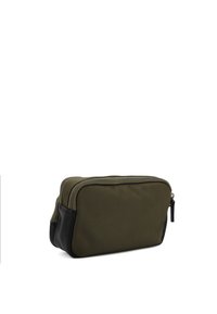 Borsa in tessuto verde oliva con base in pelle nera. Caratterizzata da una chiusura con zip e una superficie testurizzata, progettata per un riporre compatto.