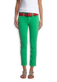 Chinos de algodón verdes con un ajuste slim, de longitud recortada y un cinturón rojo. Combinados con sandalias grises que tienen un diseño de tiras sencillo.