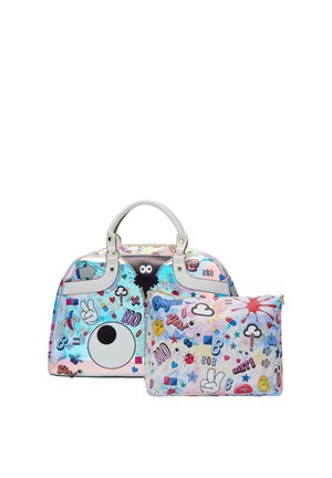 Deux sacs colorés avec des emojis style dessin animé, des signes, des nuages, des étoiles et du texte incluant "NO," "YES," et "Oops" sur un fond blanc.