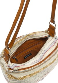 Borsa a mano in tessuto intrecciato con una base crema chiara, motivi geometrici multicolore, dettagli in pelle marrone e una tasca interna con zip.