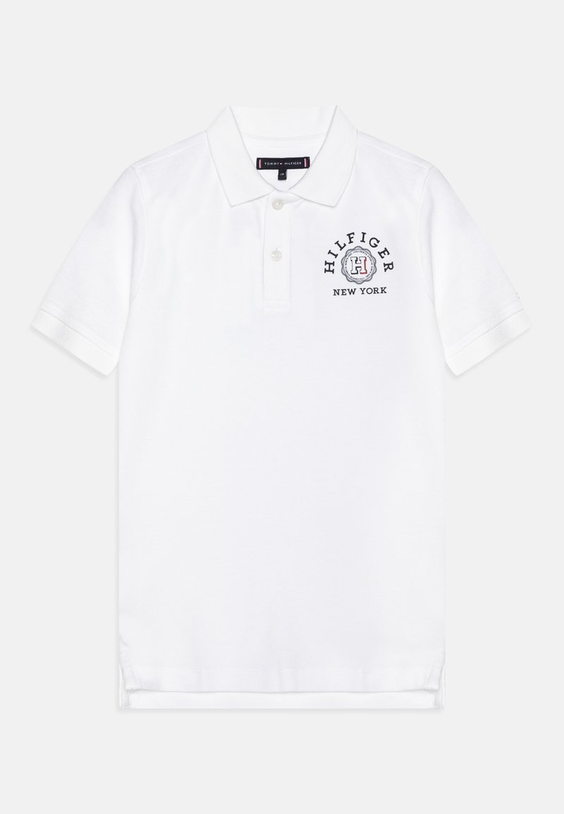 Polo blanc manches courtes avec col et deux boutons, avec le logo "Hilfiger New York" sur la poitrine gauche.