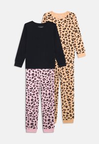 Två set av barnpyjamasar: en svart topp med långa ärmar; en persikotopp med svart leopardtryck. Byxor: rosa med svart leopard och beige.