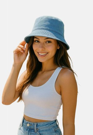 Lichtblauwe bucket hat van zachte stof, ronde vorm met een brede rand, gecombineerd met een witte tanktop en hoge taille denim shorts.