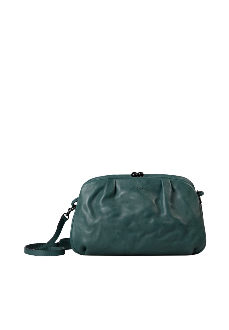 Türaquamarine Leder-Crossbody-Tasche mit gefaltetem Design, schwarzem Metall und verstellbarem Tragegurt. Glatte Textur mit runder Form.