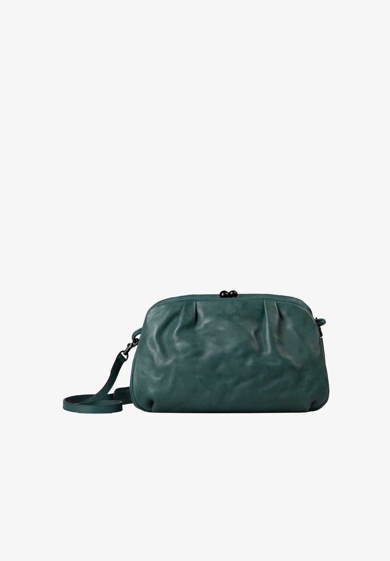 Borsa a tracolla in pelle teal con design a pieghe, accessori neri e tracolla regolabile. Texture liscia con forma arrotondata.