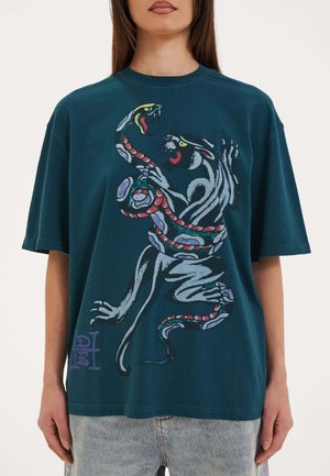 SNAKE & PANTHER BATTLE  - Print T-shirt - green