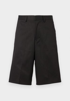 Calções pretos com um design ajustado, feitos de um tecido suave, apresentando um frente plana, passantes para cinto e pernas retas e curtas.