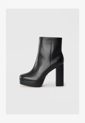 Svart läderankelhæl med hög kvadratisk klack och plattform framtill. Designen är elegant med en slät yta och minimalistisk stil.