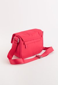 Bolso cruzado rojo hecho de un tejido duradero, con cierre de solapa, correa ajustable y forma rectangular con líneas limpias.