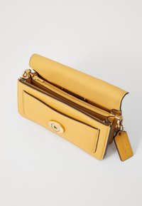 COACH TABBY SHOULDER BAG 20 - Kabelka - mustard yellow