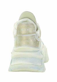 Grube białe sneakersy o teksturowanej powierzchni, z metalicznymi złotymi akcentami, amortyzowaną podeszwą i wyściełanym wsparciem pięty. Charakteryzują się gładką, zaokrągloną konstrukcją.