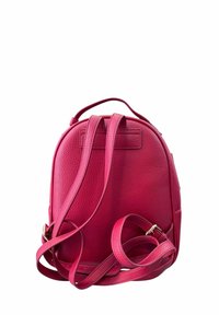 Zaino in pelle rossa a forma di ciottolo con spalline regolabili, forma arrotondata, manico piatto e un design semplice, senza hardware o decorazioni visibili.