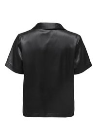 Achteraanzicht van een zwart satijnen blouse met korte mouwen, een brede kraag en een gladde, glanzende stof.