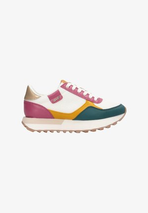 Sneaker in rete bianca con dettagli in pelle rosa, giallo senape, verde acqua e beige, lacci bianchi e suola in gomma con grip texturizzato.