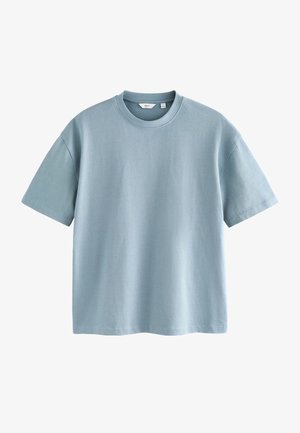 Hellblaues T-Shirt mit kurzen Ärmeln und Rundhalsausschnitt in entspannter Passform, auf weißem Hintergrund dargestellt, Vorderansicht und Markenetikett innen am Kragen.