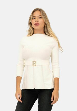 Top bianco aderente con scollatura rotonda e maniche a tre quarti. Presenta un orlo a peplo e una cintura con una fibbia dorata a forma di "B".