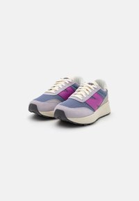 Baskets violettes et bleues avec des accents en suède gris. Présente un dessus en mesh texturé, une pointe arrondie et une semelle beige avec un motif noir.