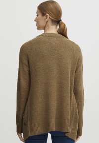 Bruine gebreide cardigan met een gestructureerde afwerking, voorzien van een geribbelde zoom, zijknoppen en een licht verlengde achterkant.