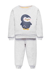 Conjunto de sudadera y pantalones para niños en gris claro, con un pingüino de dibujos animados sonriente que lleva zapatos amarillos en la parte frontal de la sudadera.