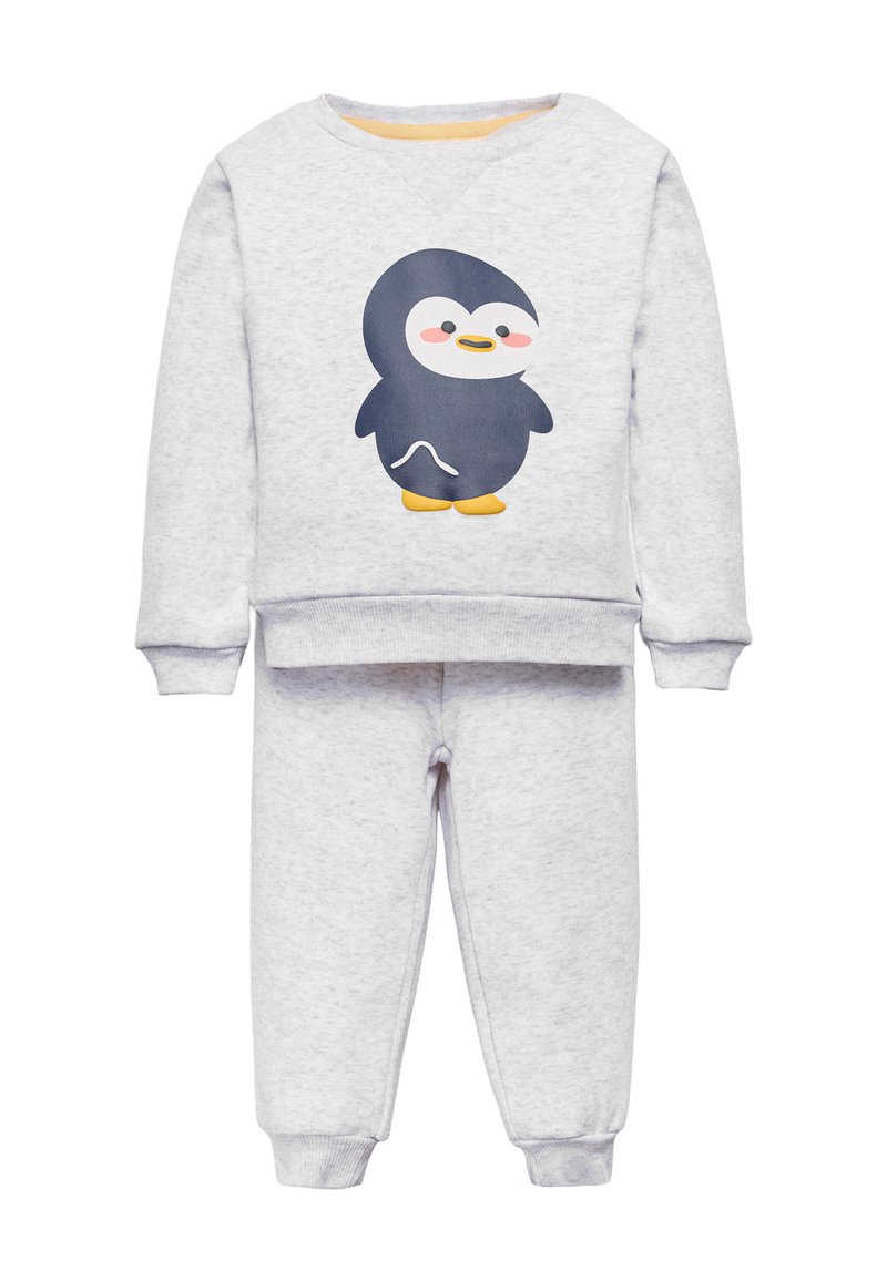 Conjunto de sudadera y pantalones para niños en gris claro, con un pingüino de dibujos animados sonriente que lleva zapatos amarillos en la parte frontal de la sudadera.