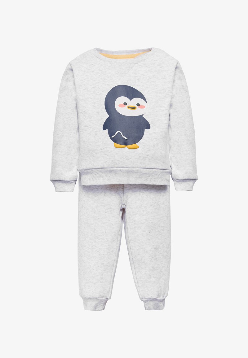 Conjunto de sudadera y pantalones para niños en gris claro, con un pingüino de dibujos animados sonriente que lleva zapatos amarillos en la parte frontal de la sudadera.