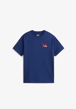 T-shirt en coton bleu marine avec manches courtes. Présente un logo graphique rouge et blanc sur la poitrine gauche. Design classique à col ras du cou.