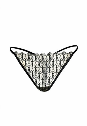 Čierne čipkované tanga s kvetinovými vzormi v tvare srdca a tenkými bočnými popruhmi, zobrazené na bielom pozadí.
