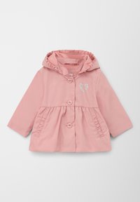 Vaaleanpunainen vedenpitävä takki, jossa on rypytetty huppu, napitus ja pleated-yläosa. Takissa on kukkakuvioinen sydänkuvio vasemmalla ylhäällä.