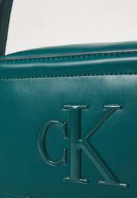 Calvin Klein BOLD MONOGRAM - Axelremsväska - maya blue