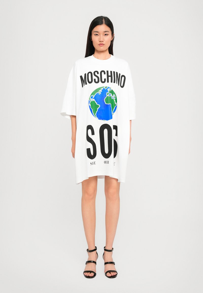 Weißes, übergroßes T-Shirt-Kleid mit einem blauen und grünen Erdkreis-Graphic, fettem schwarzen Text, der "MOSCHINO" und "SOS" liest, in einer glatten Textur.