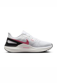 Zapatilla deportiva blanca con parte superior texturizada, swoosh rosa de Nike, contrafuerte negro y suela acolchada. Presenta cordones y collar acolchado.