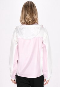 Let jakkens lette design omfatter en hvid hætte og skuldre, en lyserød underdel, elastiske manchetter og en glat tekstur, designet til afslappet brug.