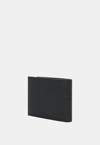 Zwarte portefeuille van textuurleer, met een slanke rechthoekige vorm, subtiele reliëfstructuur en zonder zichtbare hardware.