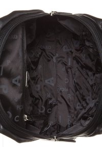 Intérieur d'un sac à main en cuir noir avec une texture lisse, comportant des poches zippées et une doublure noire à motifs imprimés avec "PICARD" en répétition.