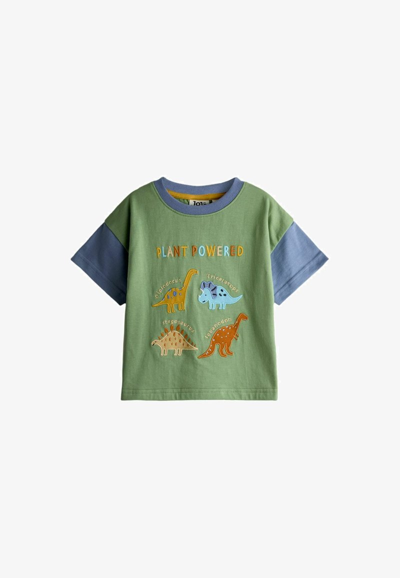 Grünes und blaues kurzärmeliges Kleinkindshirt mit dem Text "PLANT POWERED" und vier bunten Dinosaurierillustrationen, die mit ihren Namen beschriftet sind.