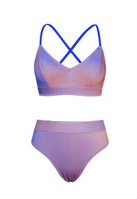 Ensemble de bikini rayé avec une teinte orange clair et bleue. Le haut a un col en V et des bretelles croisées ; le bas est taille haute.