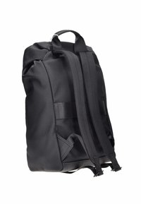 Mochila de tela negra con correas acolchadas, un asa en la parte superior y un diseño elegante. Cuenta con un cierre con cremallera y paneles texturizados.