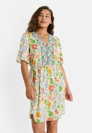 Vestido corto de manga corta con estampado floral que presenta un escote en V, coloridos patrones botánicos y bordados intrincados en el busto en tonos azules y amarillos.
