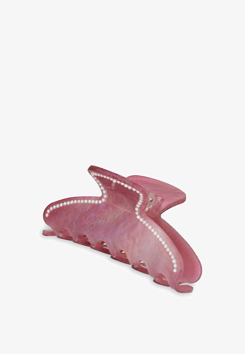 Barrette rose avec un design ondulé, fabriquée en plastique brillant, présentant un accent perlé le long du bord et une surface texturée.