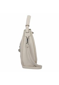 Beige leren handtas met een gestructureerde vorm, verstelbare schouderriem en zilveren hardware accenten. Zijaanzicht toont een gladde textuur.
