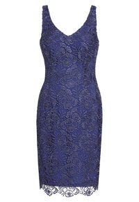 Lila spetsklänning med en figurnära siluett, som har blommönster och vågformad nederkant. Justerbara axelband och detalj med V-ringning.
