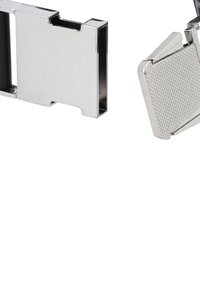 Metalowy klips na gotówkę z błyszczącym, srebrnym wykończeniem, prostokątnym kształtem, gładką teksturą i wzorzystym uchwytem z jednej strony dla pewnego chwycenia.