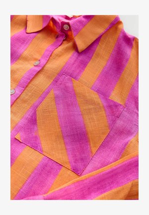 Galléros ing narancssárga és rózsaszín átlós csíkokkal, átlós zsebbel és sima, könnyű anyaggal.