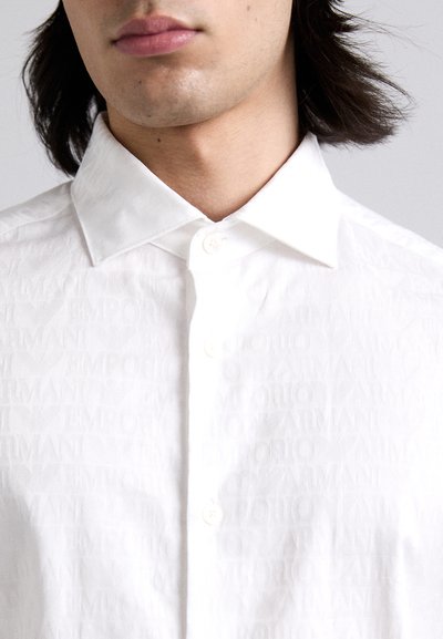 Witte overhemd met knopen, voorzien van een subtiel all-over Emporio Armani-logo patroon, gestructureerde kraag en parelmoer knopen.