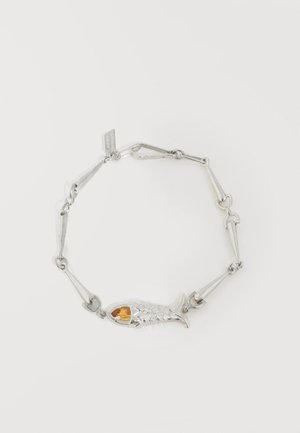 Bracelet en argent avec des maillons allongés et un pendentif en forme de poisson, doté d'une tête dorée et d'écailles texturées.
